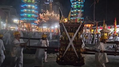 安邦南天宫九皇爷诞 600人过火坑保平安