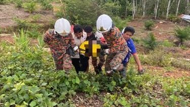罗里翻覆3人抛车外 酿1死2伤惨剧