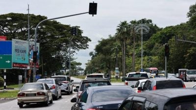 AST花园路口交通灯又被撞 司机“凭感觉”通行