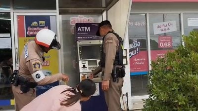 ATM出钞口吐出毒蛇  女子眼睁睁看著钞票被吞回