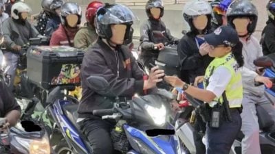 大士关卡截查300名摩托车骑士 狮城交警逮捕12名无牌驾驶者