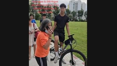 行人与脚车相撞 网民：双方都有责任