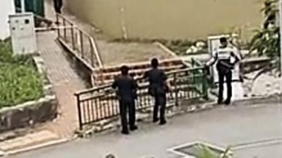 骑士疑避警查 冲走道撞路人