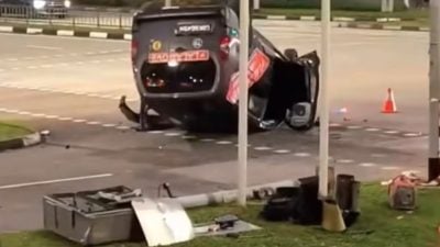 一辆货车疑打滑“倒立”路上 3人送院治疗