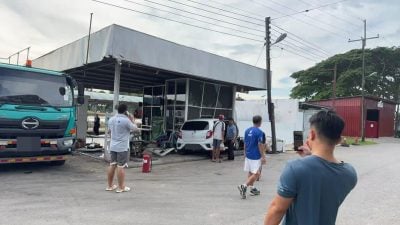 加油机被车撞到“连根拔起”.实巴荷唯一油站毁了