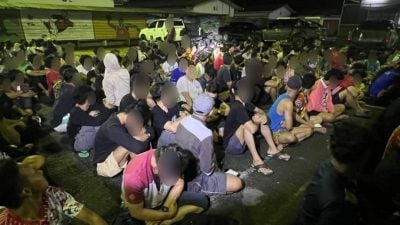 凌晨突检2板厂 . 移民局捕203黑工