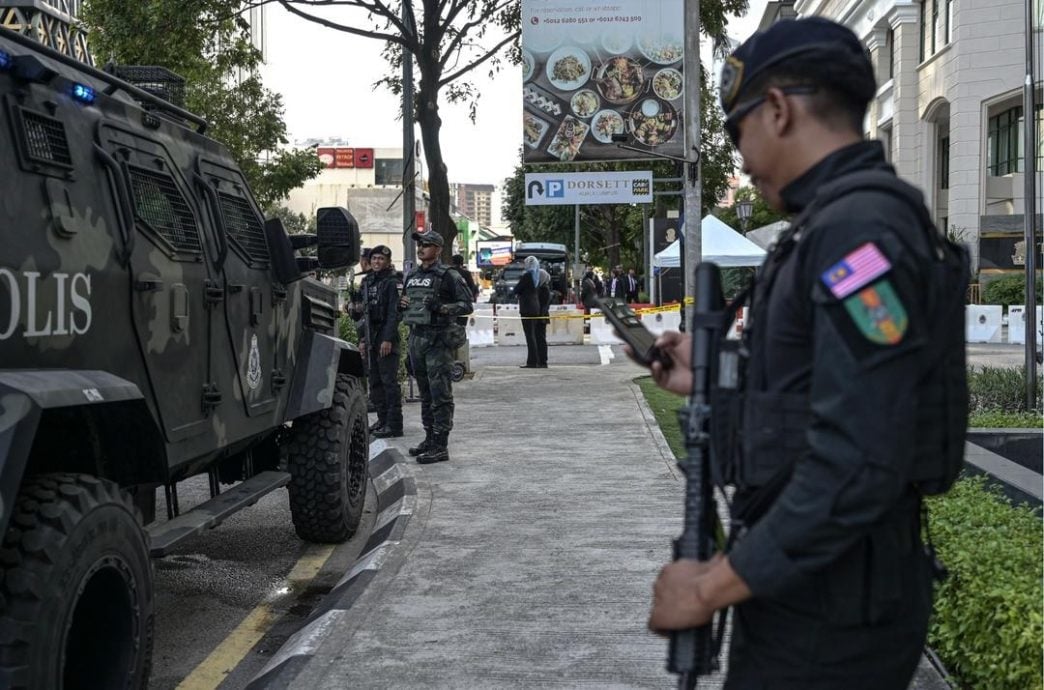 东盟峰会|特朗普旋风式访马 下榻酒店前向民众挥手致意