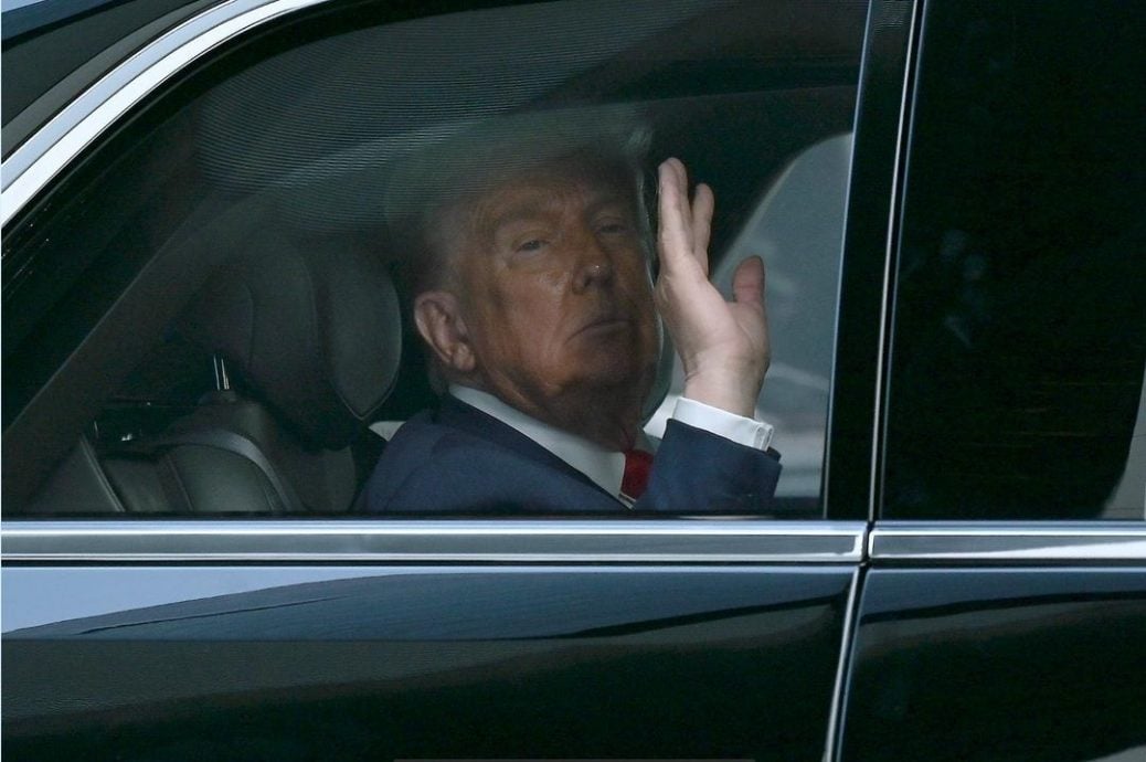 东盟峰会|特朗普旋风式访马 下榻酒店前向民众挥手致意