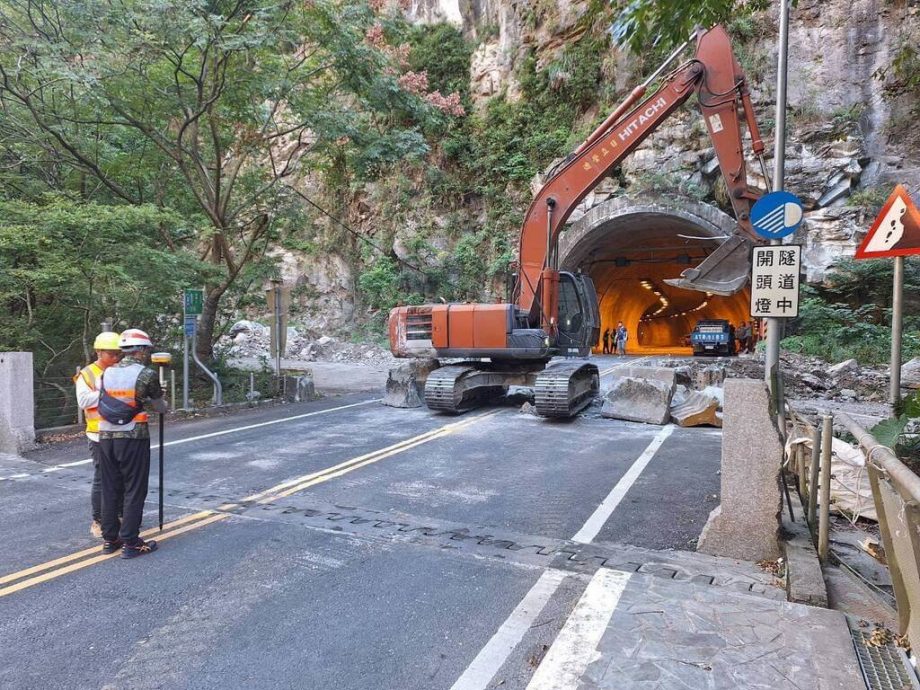 台花莲立雾溪堰塞湖水从公路溢流 下游风险降低
