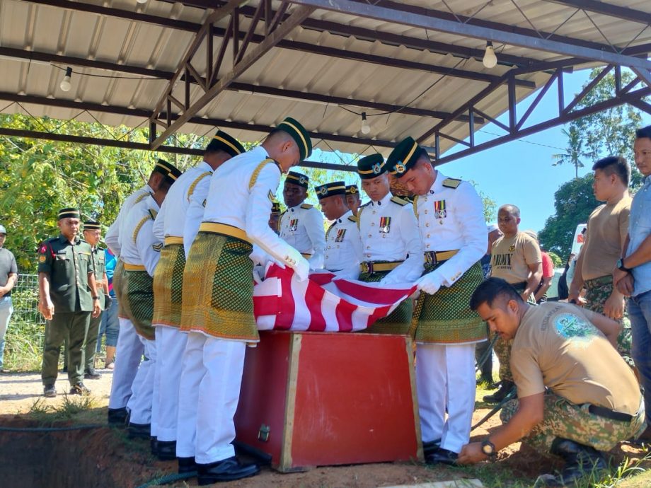 ​（全国版）军人卡车坠山致1死6伤 遇难者母亲忆最后拥抱痛彻心扉