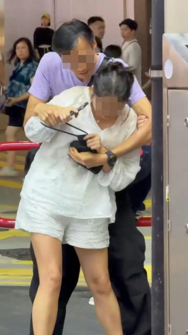 “做我女朋友，我好喜欢你！” 女子逛街遇陌生男熊抱拖行