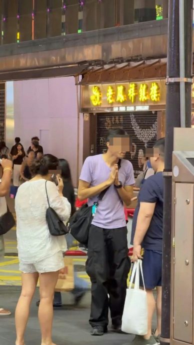 “做我女朋友，我好喜欢你！” 女子逛街遇陌生男熊抱拖行