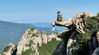 “别拿命博流量!” 韩雪岳山禁区成游客热点 官方促删悬崖打卡照