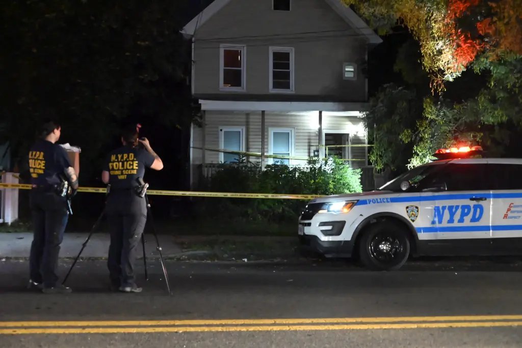 “断头尸”血染浴缸!纽约少女回家惊见满地血 19岁哥斩首母男友