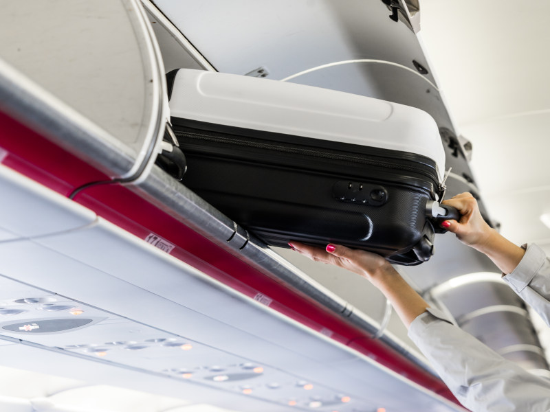 “空服员不是搬运工！” 男子投诉服务差反被网民集体“教育”