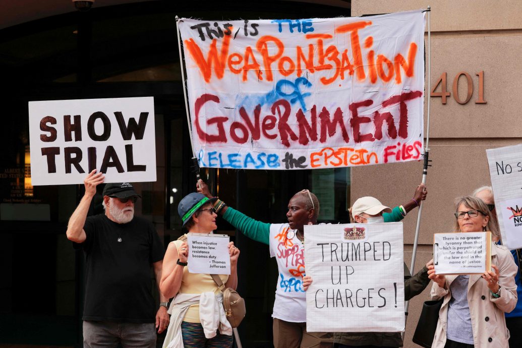 “通俄门”调查疑作虚假陈述 FBI前局长不认罪