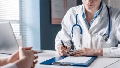 “都22岁了看病还要妈妈陪！” 医生吐槽妈宝病人引争议