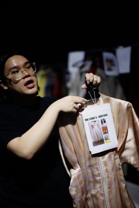 【服装秀幕后／02】时装秀后台如小型战场？秀场协调员精细把控每一个环节──秀场后台协调员陈颖政