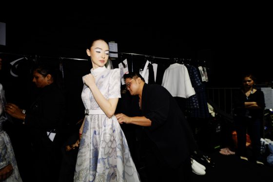 【服装秀幕后／02】时装秀后台如小型战场？秀场协调员精细把控每一个环节──秀场后台协调员陈颖政