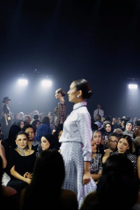 【服装秀幕后／02】时装秀后台如小型战场？秀场协调员精细把控每一个环节──秀场后台协调员陈颖政