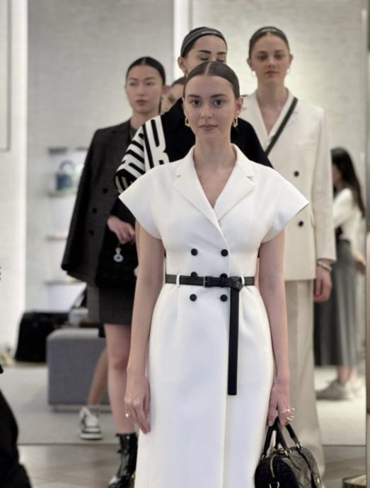 【服装秀幕后/04】秀场妆造,让模特儿五官棱角分明──化妆师Monica Lee