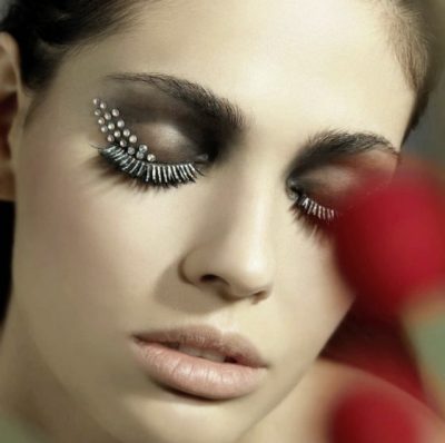 【服装秀幕后/04】秀场妆造,让模特儿五官棱角分明──化妆师Monica Lee