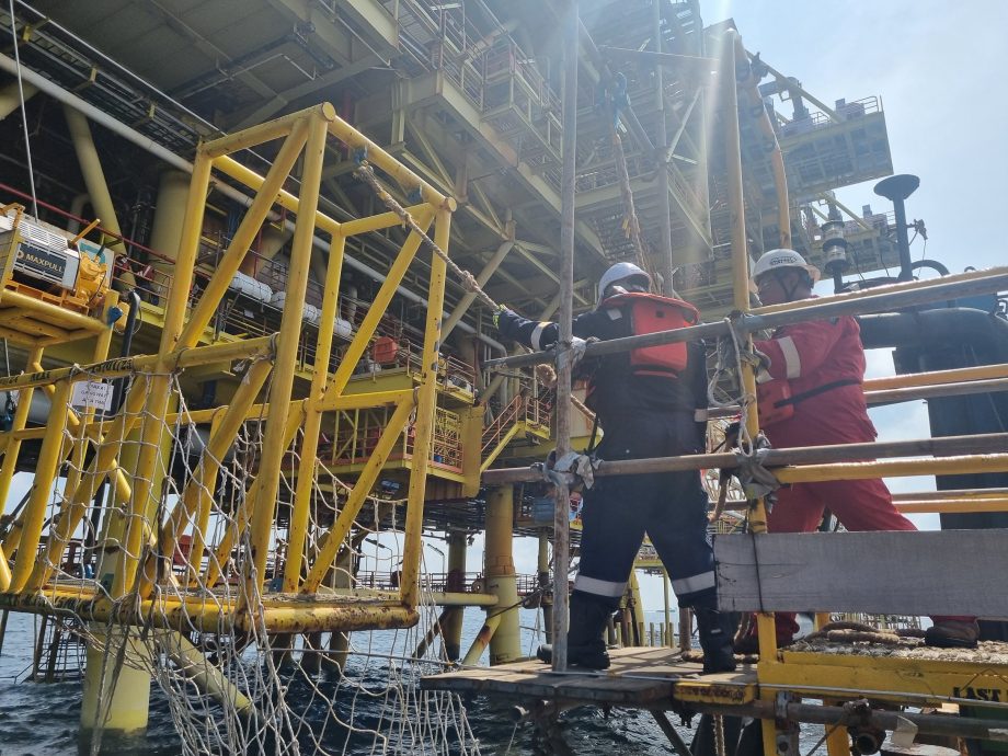 【焦点】（10月8日）住宿工作船：海上平台的守护者（1/2）