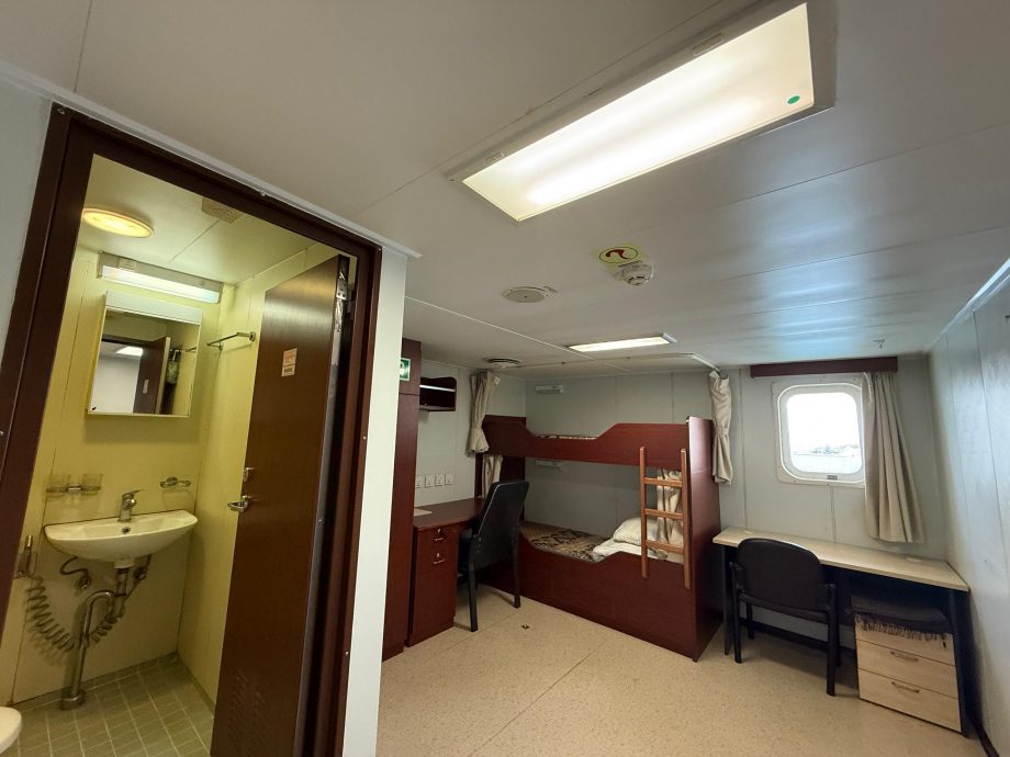 【焦点】（10月8日）住宿工作船：海上平台的守护者（1/2）