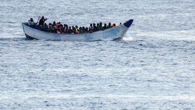 一偷渡船在突尼斯东部海域倾覆 致40人丧生