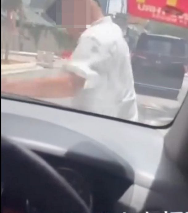 一呜笛就暴走 路怒症德士司机又骂又踼好吓人