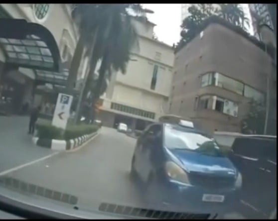 一呜笛就暴走 路怒症德士司机又骂又踼好吓人