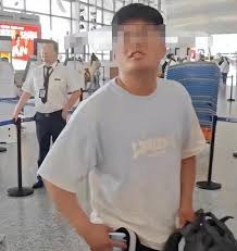  一家四口机场插队还打人 遭罚款却博同情 “老人家没钱看病”