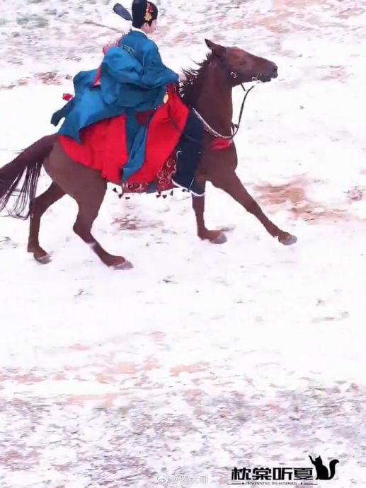 丁禹兮拍戏马匹突失控暴冲 险摔落马背惊险15秒全被拍