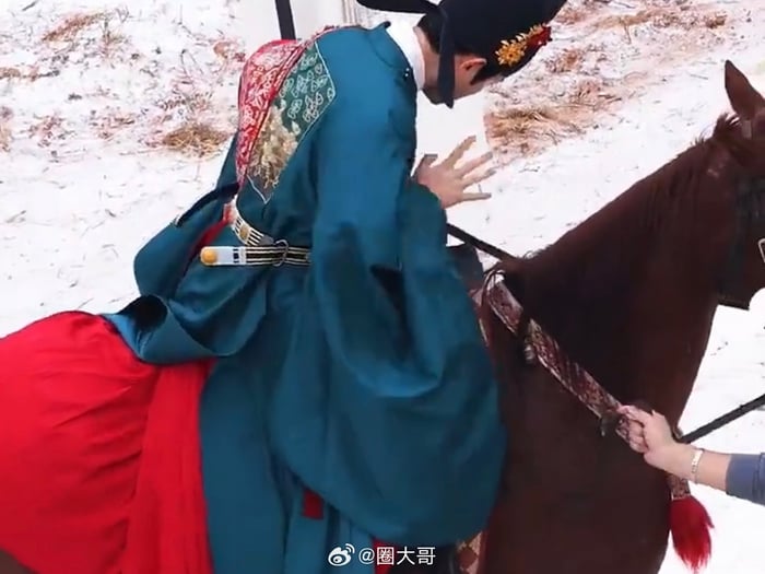 丁禹兮拍戏马匹突失控暴冲 险摔落马背惊险15秒全被拍