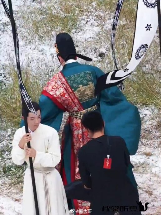 丁禹兮拍戏马匹突失控暴冲 险摔落马背惊险15秒全被拍