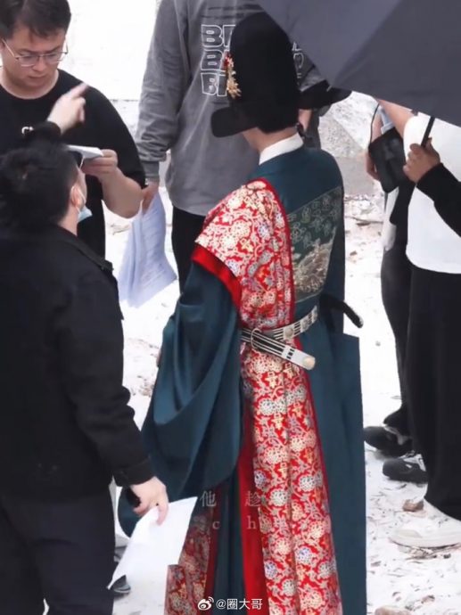 丁禹兮拍戏马匹突失控暴冲 险摔落马背惊险15秒全被拍