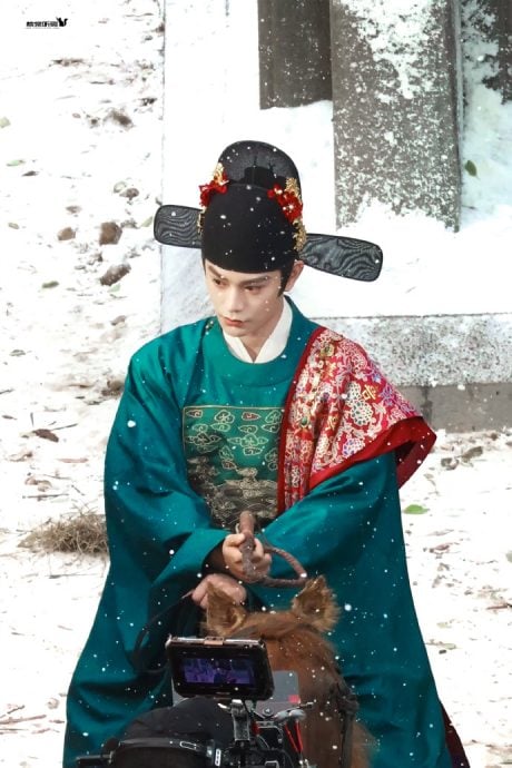 丁禹兮拍戏马匹突失控暴冲 险摔落马背惊险15秒全被拍