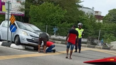 万乐镇路口   车撞分界堤引塞车