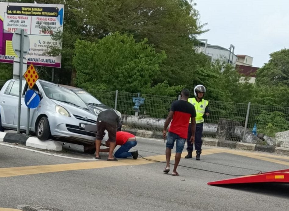 万乐镇路口交通意外 车撞分界堤引塞车