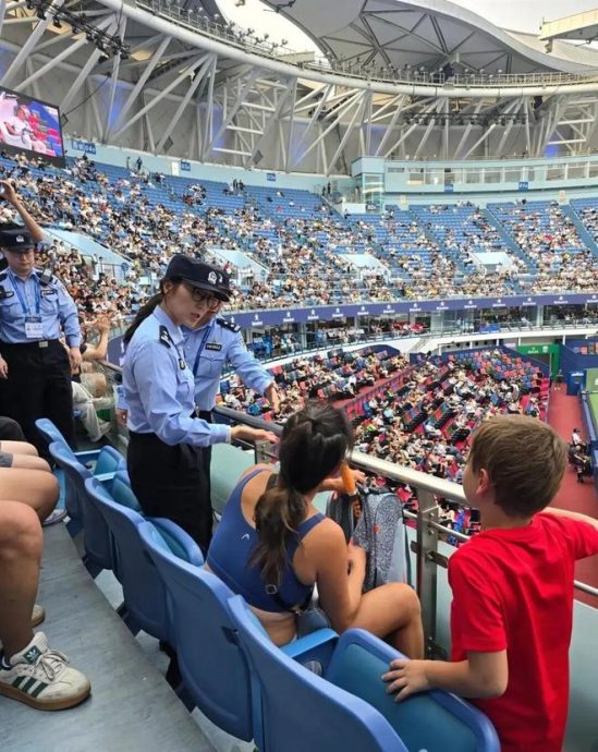 上海网球大师赛| 酒后大声尖叫扭动身躯  女球迷大闹赛场被抬走