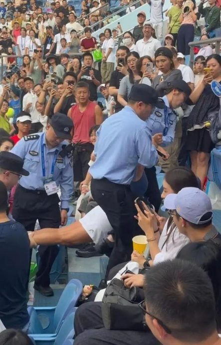 上海网球大师赛| 酒后大声尖叫扭动身躯  女球迷大闹赛场被抬走