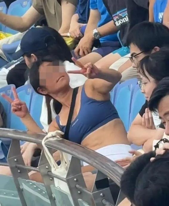 上海网球大师赛| 酒后大声尖叫扭动身躯  女球迷大闹赛场被抬走