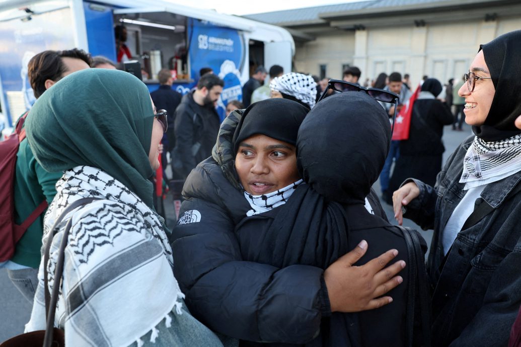 下全国)加沙船队活动人士控诉遭遇 “我们被当作畜生对待”