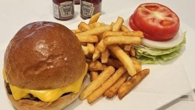 下榻韩国酒店客房服务点餐 特朗普指定奶酪汉堡