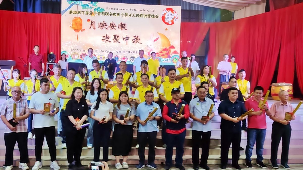 下霹华青团中秋晚会 人龙提灯游行热度爆表