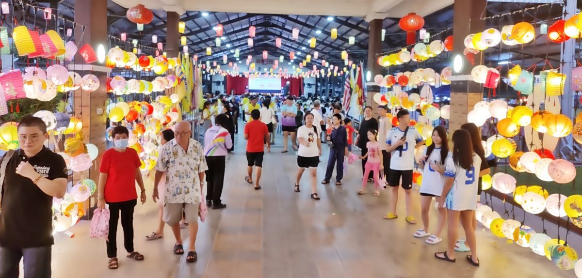 下霹华青团中秋晚会 人龙提灯游行热度爆表