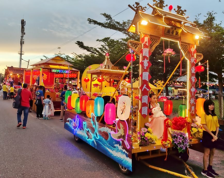 下霹华青团中秋晚会 人龙提灯游行热度爆表