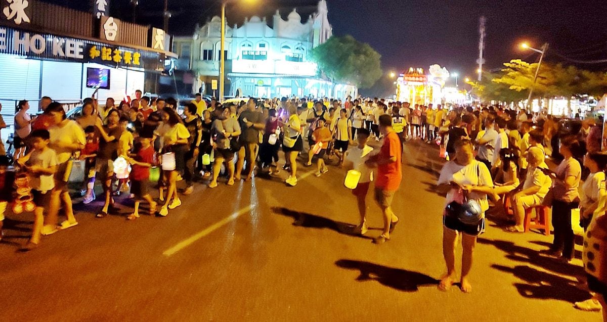 下霹华青团中秋晚会 人龙提灯游行热度爆表