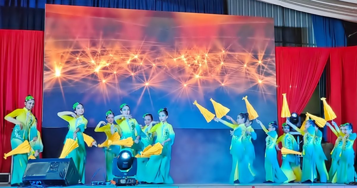 下霹华青团中秋晚会 人龙提灯游行热度爆表