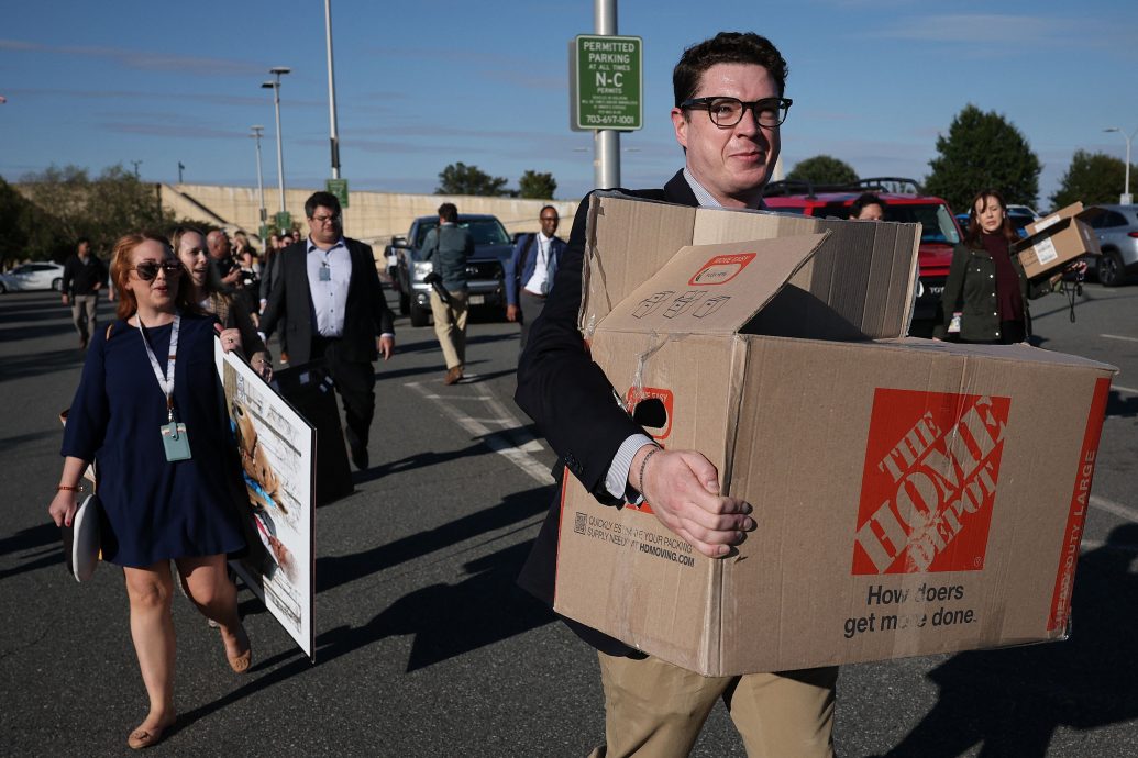 不满五角大楼新规限制 数十记者还证件走人